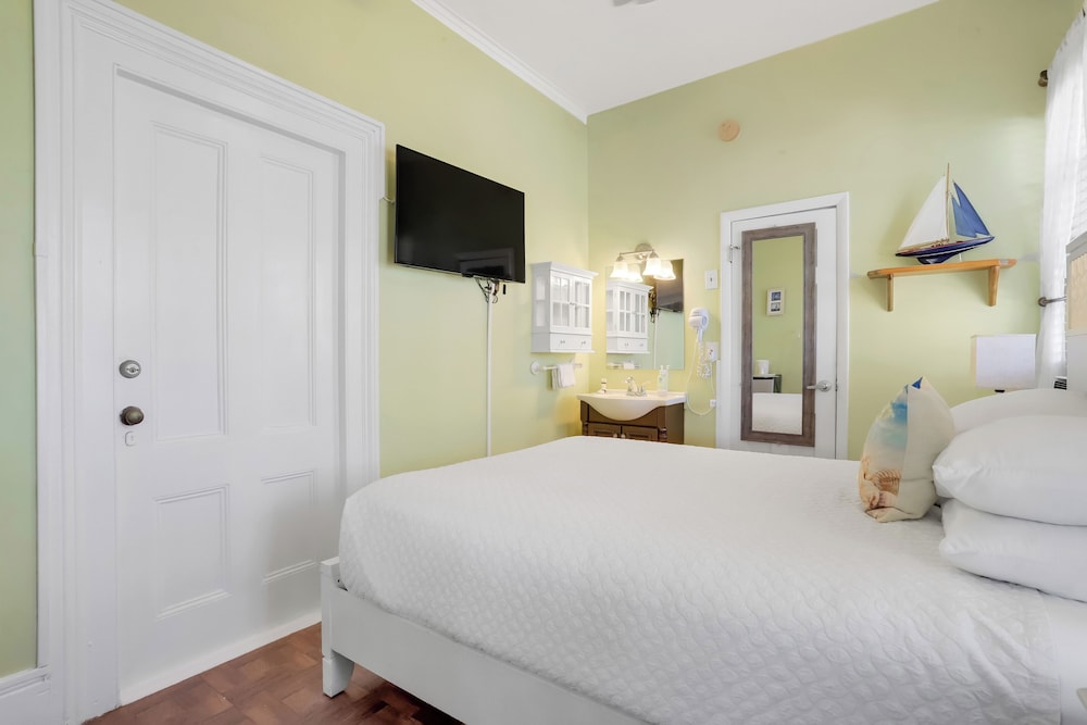 Petite Queen Room (Not Pet Friendly)