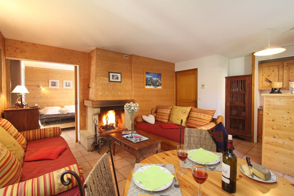 Apartment With Living Room-Fireplace- Private Terrace, Glacier View