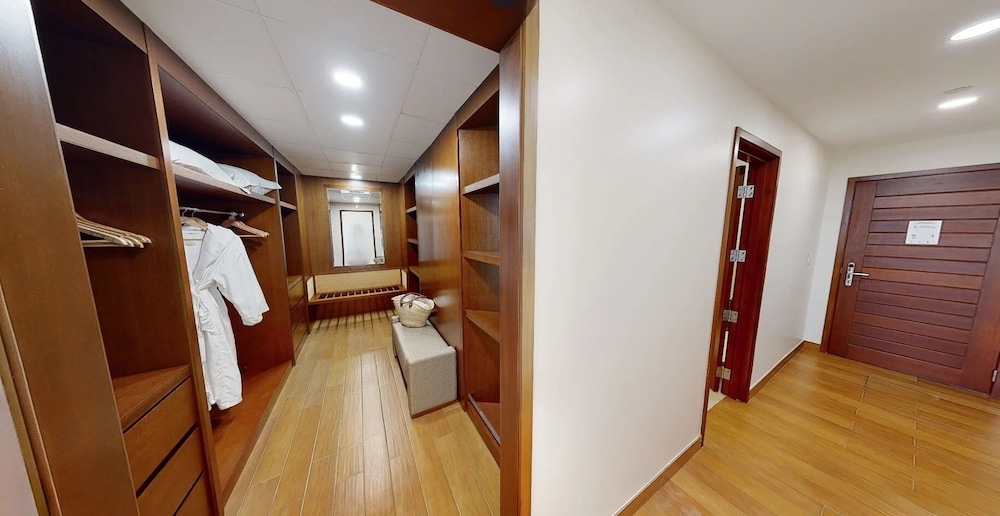 Ocean View King Deluxe Room At Merrywing Tower