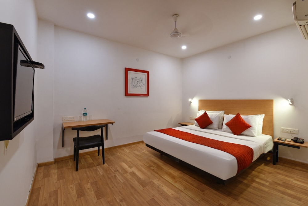 Business Room, 1 King Bed, City View