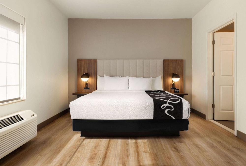 Suite, 1 King Bed - Photo 5