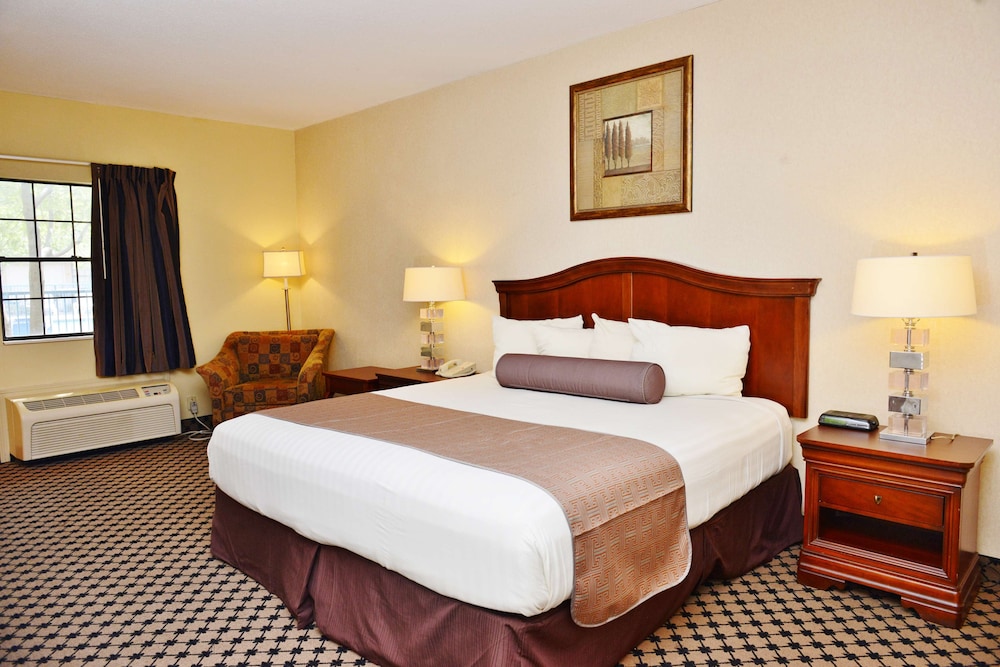 Deluxe Room, 1 King Bed, Non Smoking - Photo 4