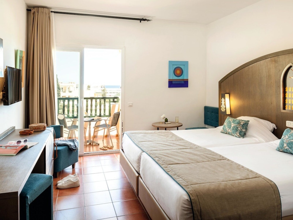 Standard Triple Room, Pool View photo 1