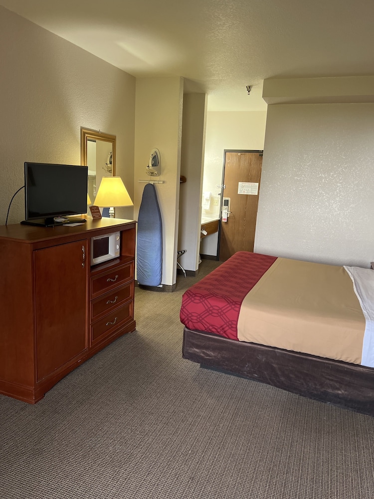 Basic Single Room, 1 King Bed - Photo 6