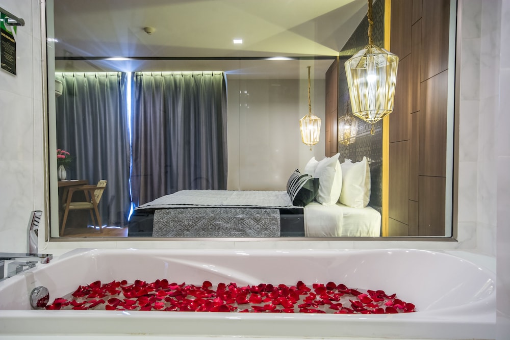Premier King with Bathtub photo 2