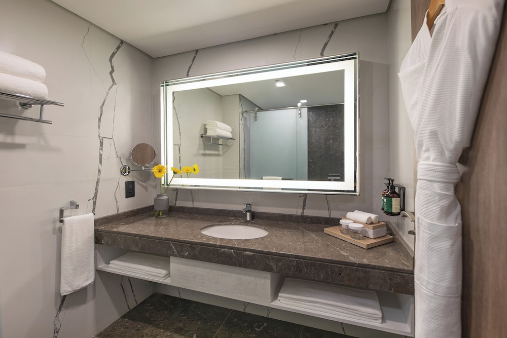 Deluxe Room, 1 King Bed, Beach View, Beachfront (Palm Beachfront View) thumbnail 6