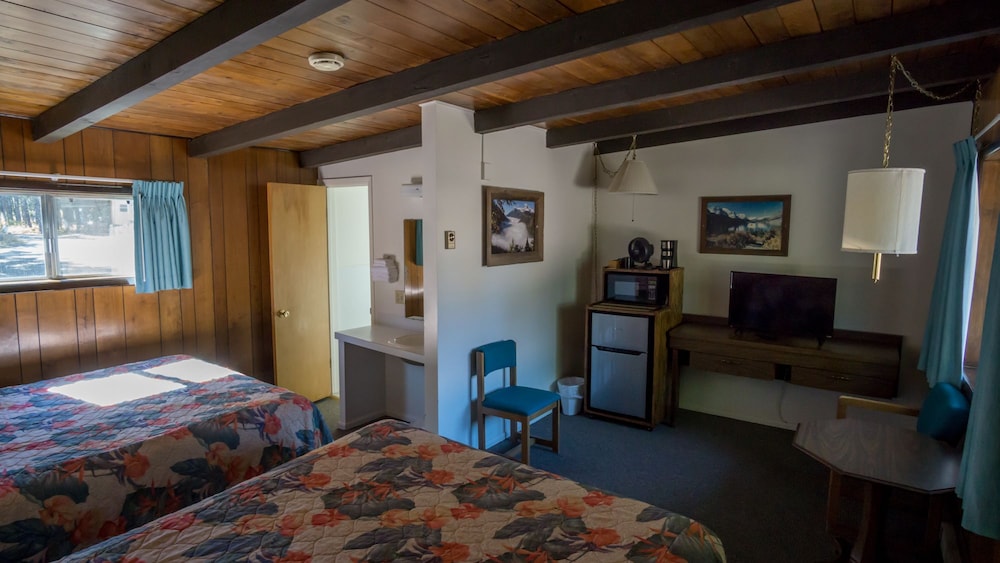 Classic Room, 2 Queen Beds, Non Smoking, Courtyard View photo 1