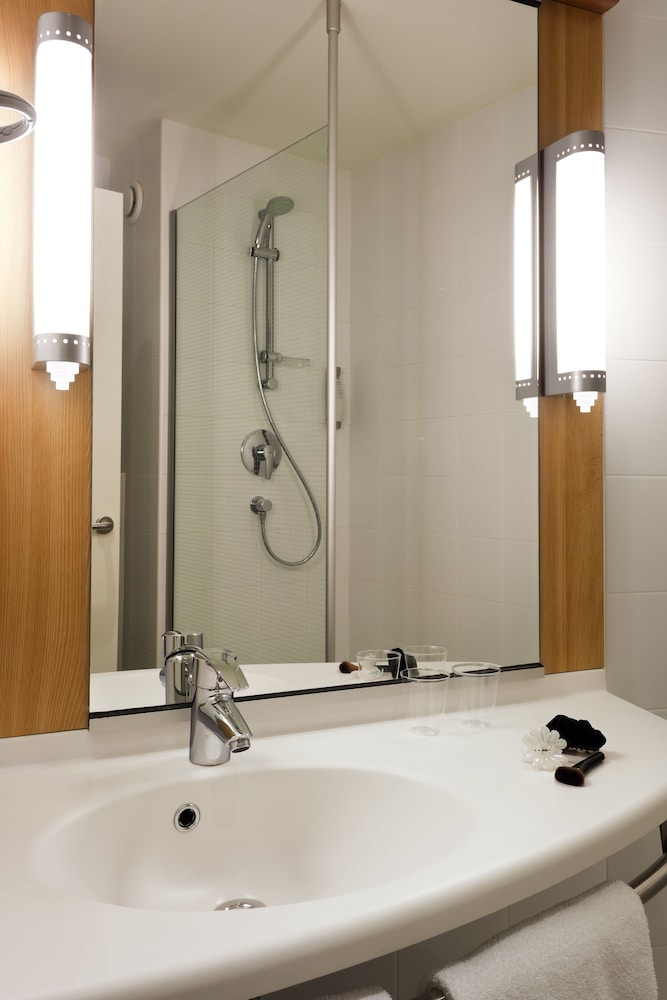 Standard Room, 2 Twin Beds - Photo 13