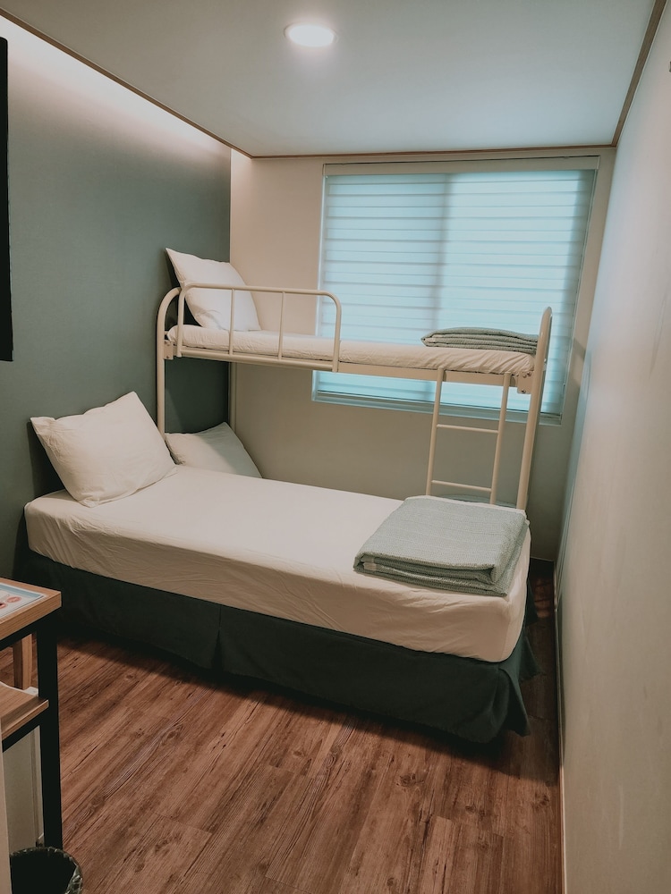 Economy Triple Room photo 3