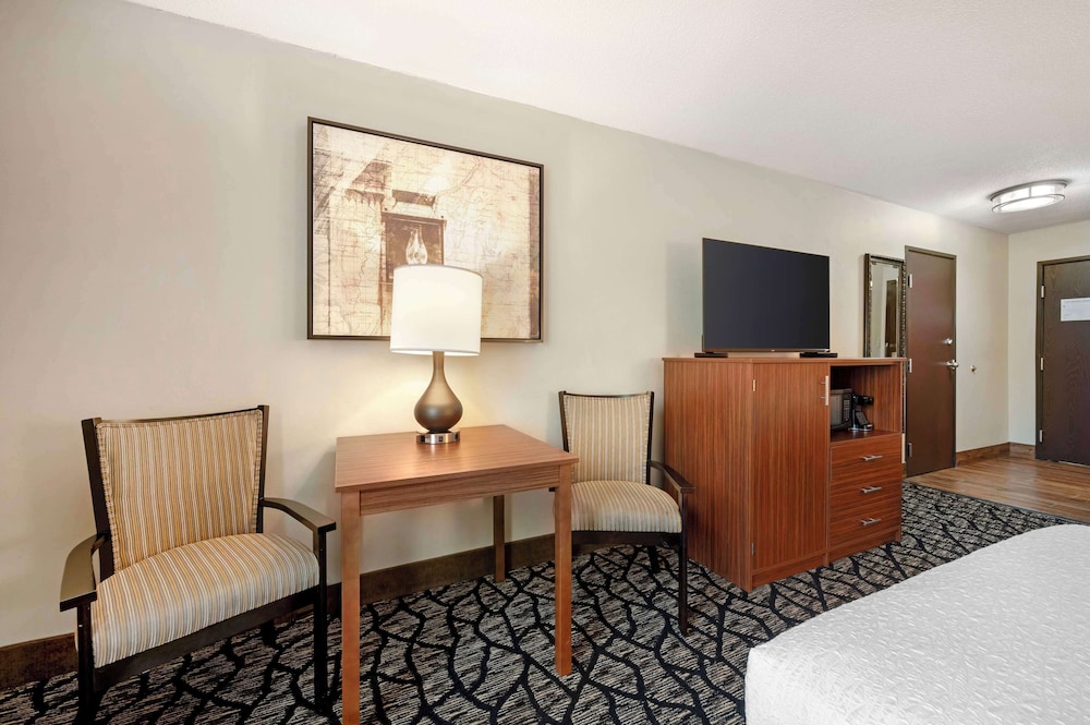 Standard Room, 2 Double Beds, Non Smoking, Refrigerator & Microwave (Walk-in Shower) - Photo 4