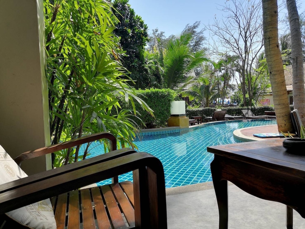 Deluxe Room with Pool View and Beachside - Photo 11