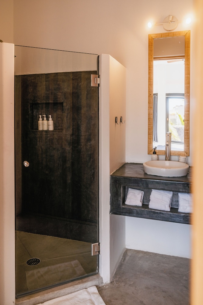 Suite #4 Ocean View King with Kitchenette photo 2