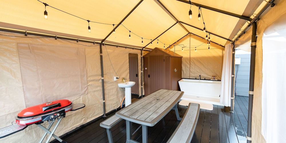 Dome Tent, Non Smoking - Photo 4
