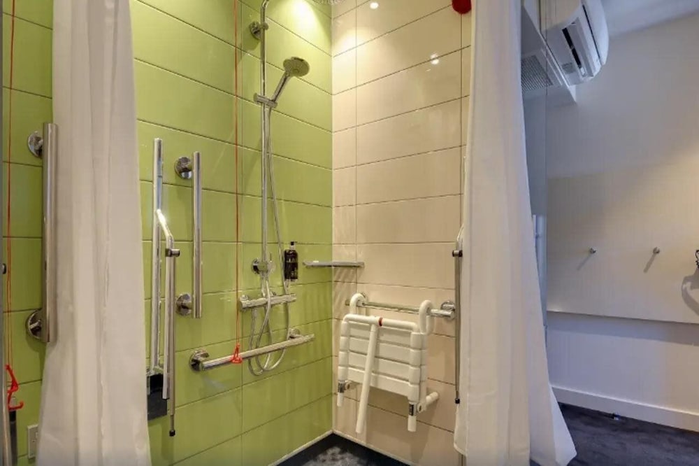 Standard Double Room, Roll-in Shower