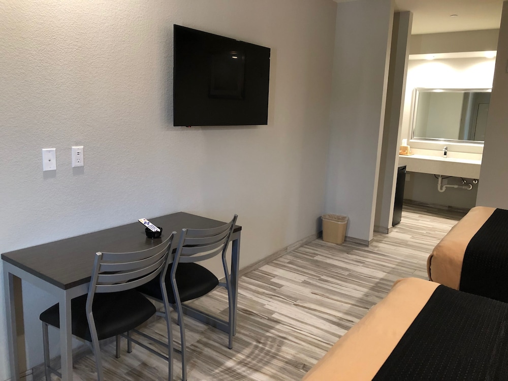 Room, 2 Queen Beds, Refrigerator & Microwave - Photo 3