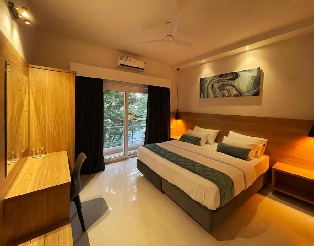 Eiffel Luxury Suite with Balcony