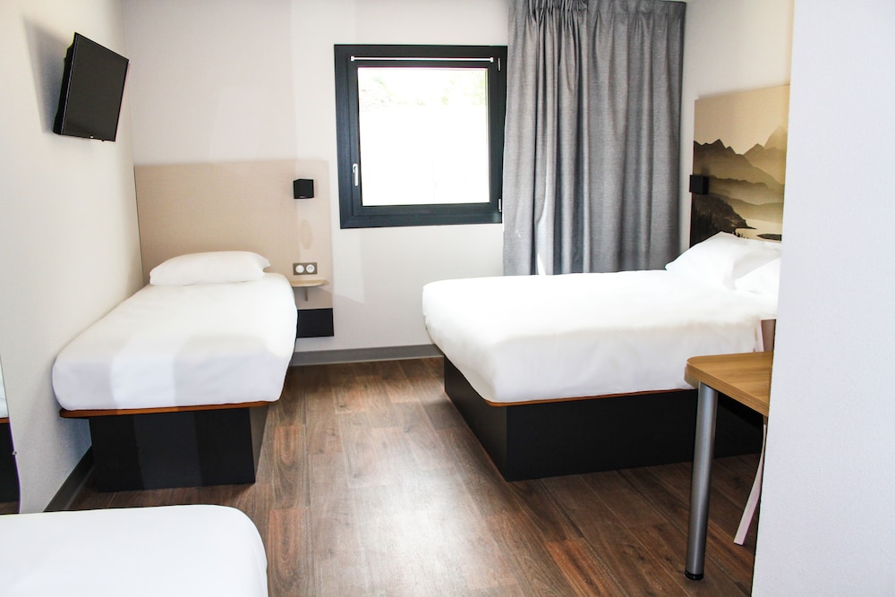 Room (Quadruple) - Photo 6