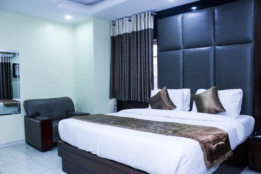 Executive Suite - Photo 1