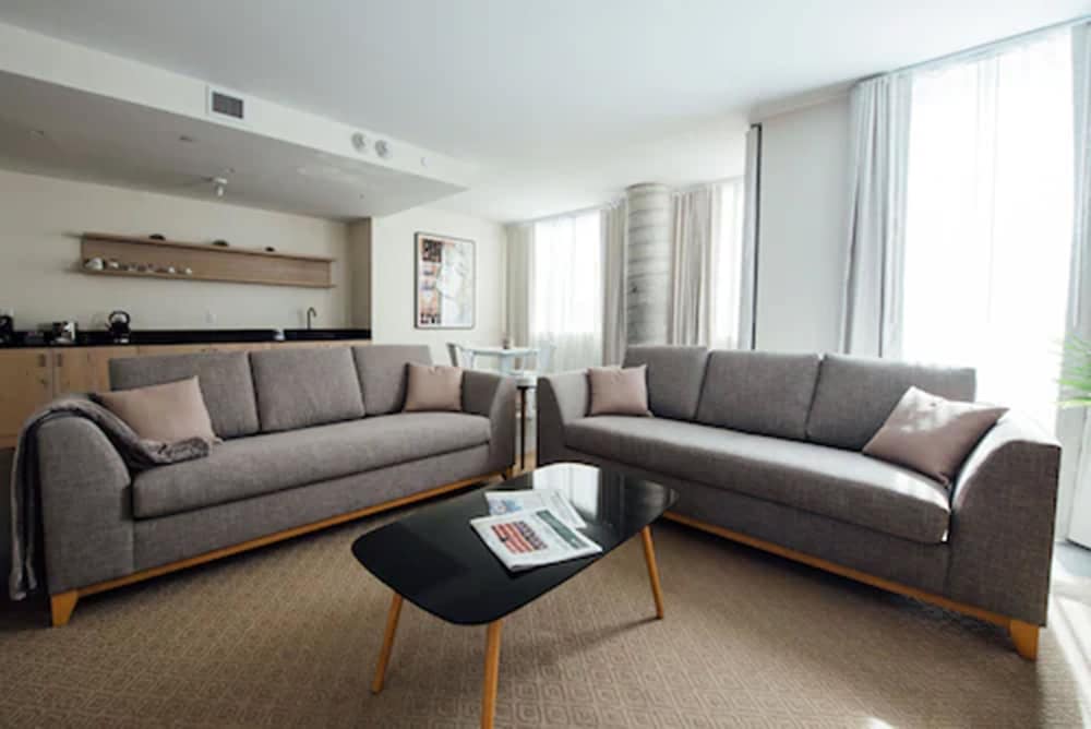 Suite, 1 King Bed, Accessible photo 3