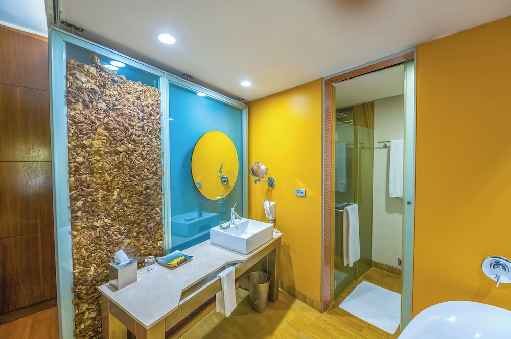 Premier Room with Bathtub - Photo 4