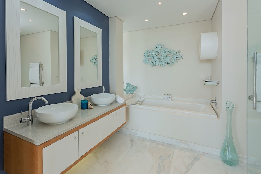 Partial Sea Facing Suite - Photo 4