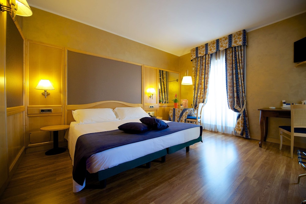 Superior Room, 1 Queen Bed, Terrace - Photo 4