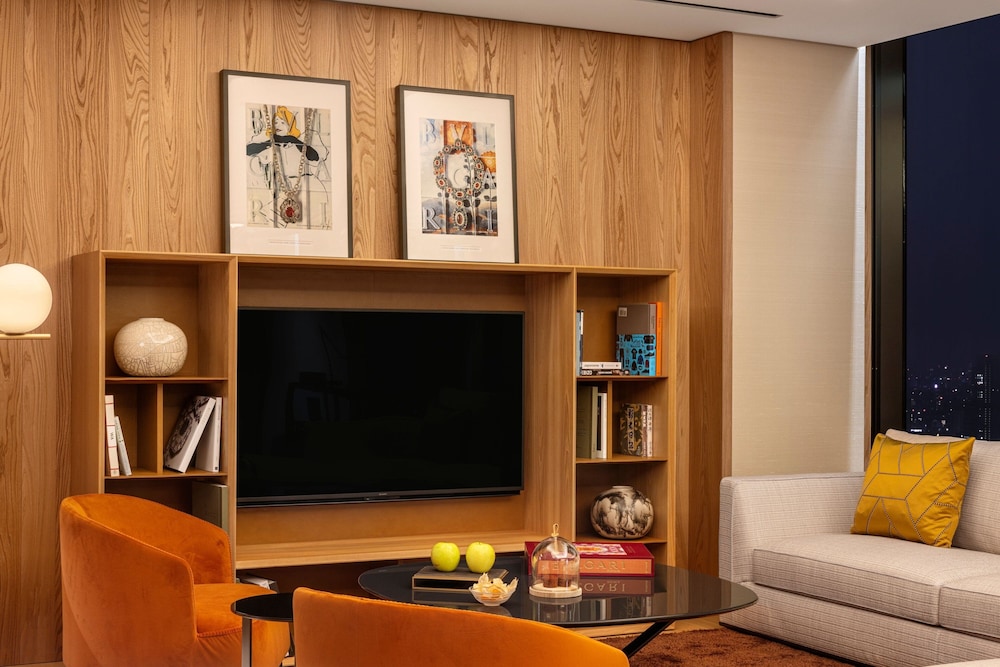 Superior Suite, 1 Bedroom (View) thumbnail 5
