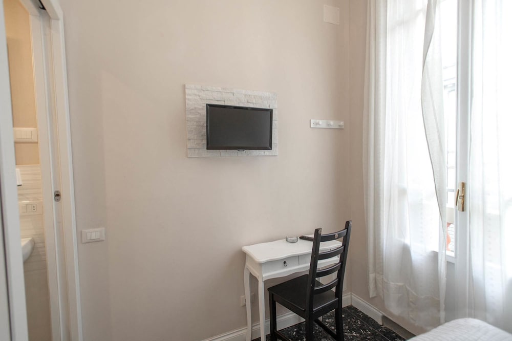 Standard Room, 1 Queen Bed, Ensuite, City View photo 3