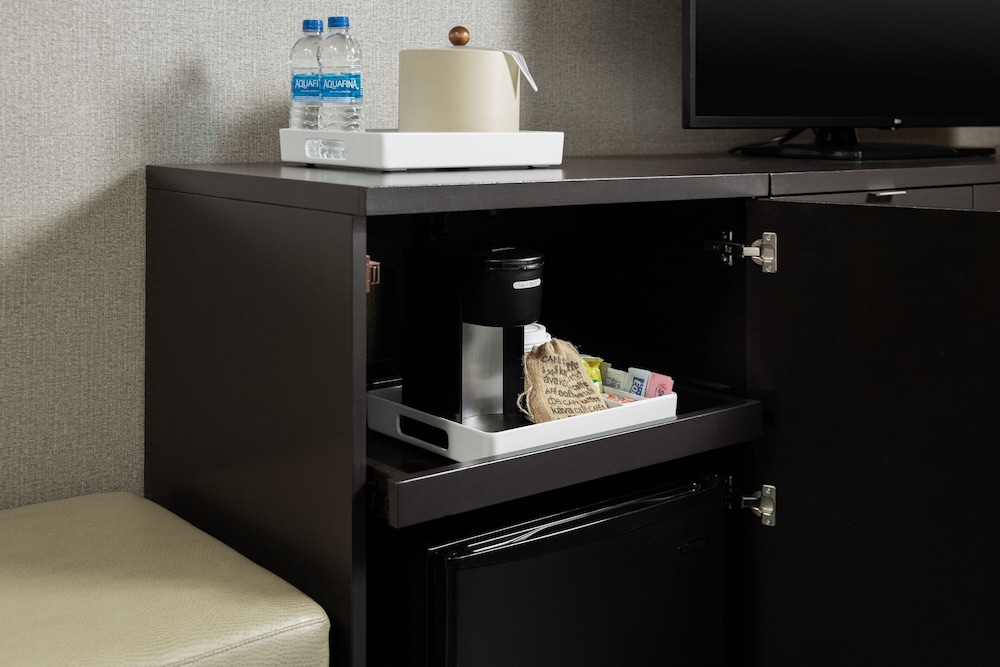 Suite, 1 Bedroom - Photo 8