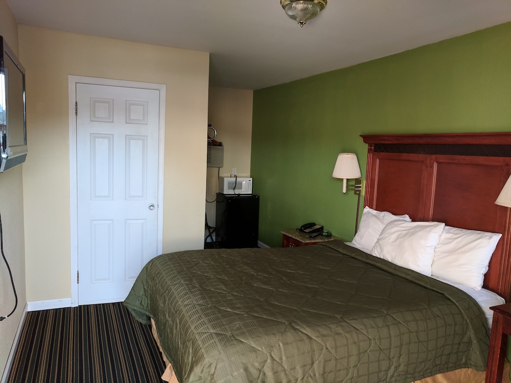 Standard Room, 1 King Bed (Non Smoking) photo 2