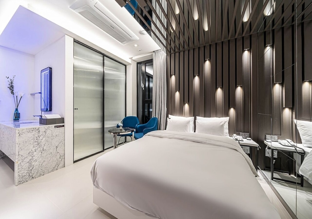 Deluxe Double Room (Netflix/ Youtube Available on TV) - Photo 14