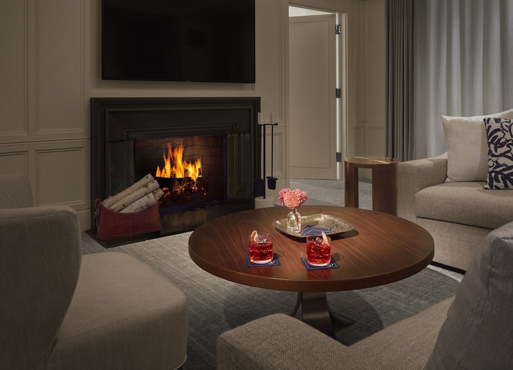 Classic Suite, Fireplace (with Roll-In Shower) thumbnail 5