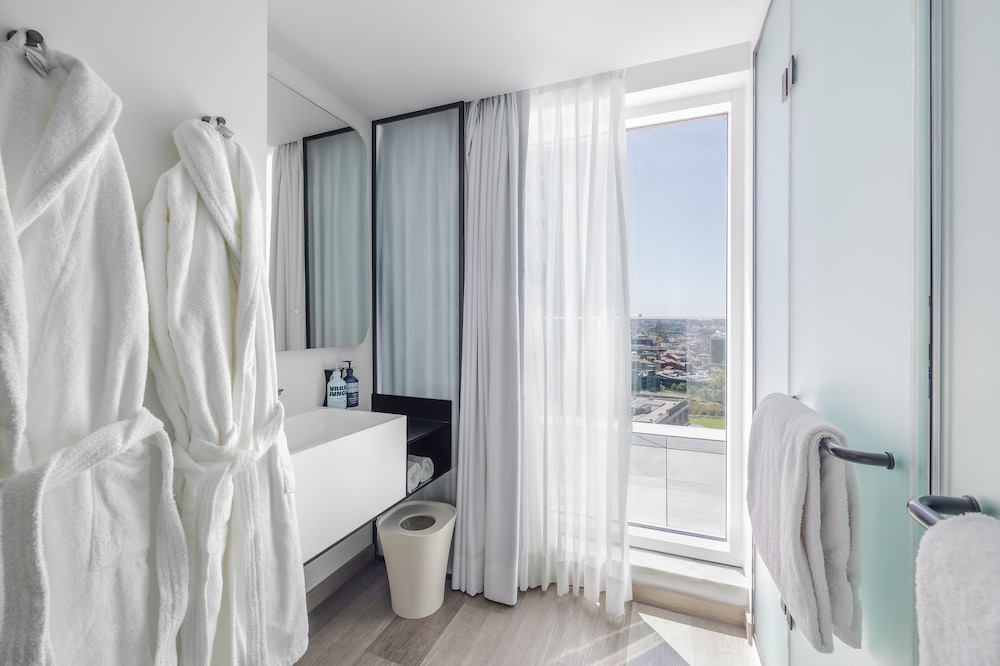 First Class Suite With Balcony - Photo 3