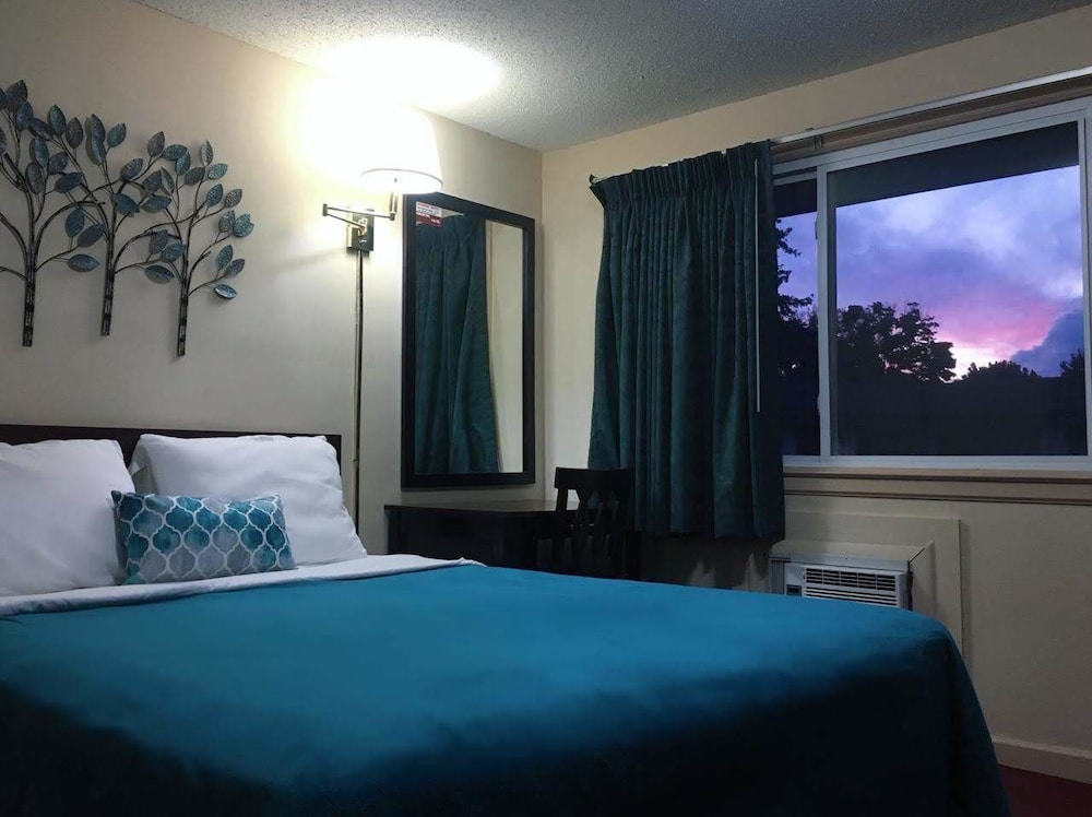 Standard Room, 1 Queen Bed, Refrigerator & Microwave photo 3