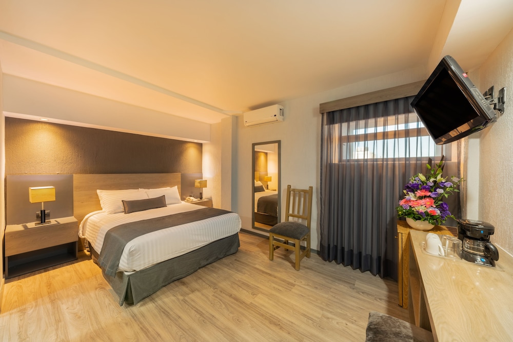 Standard Room, 1 Queen Bed photo 2