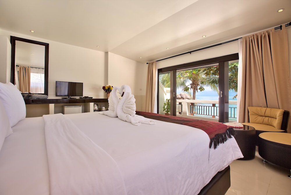 Deluxe Beachfront Room - Photo 2