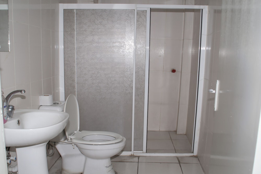 Economy Triple Room photo 2