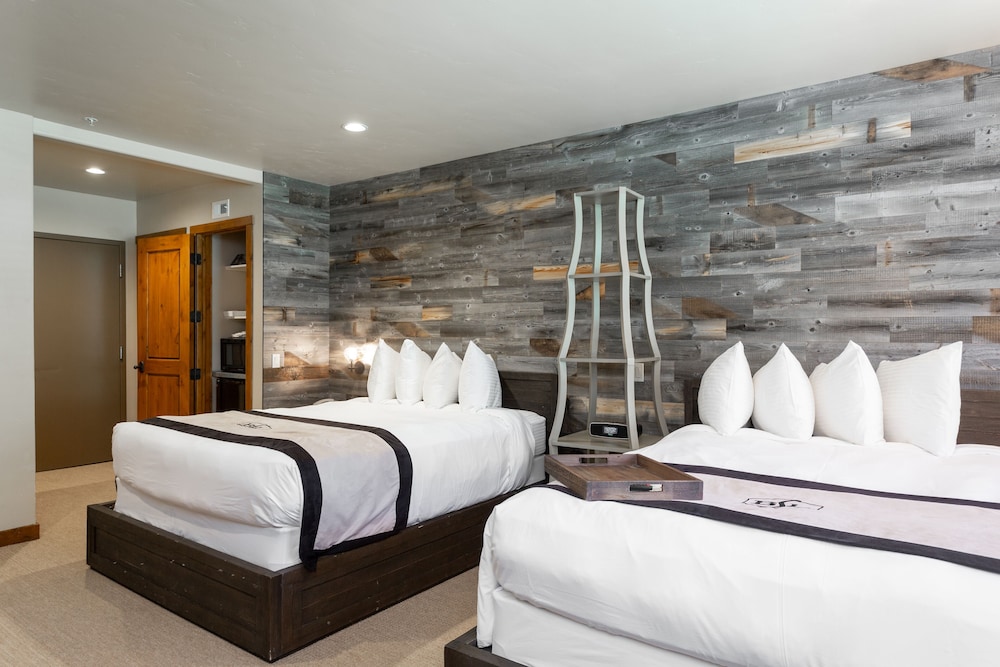 Room (Hotel Room) photo 1