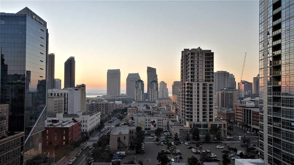 Premium Room, 2 Queen Beds (Gaslamp View), photo 6