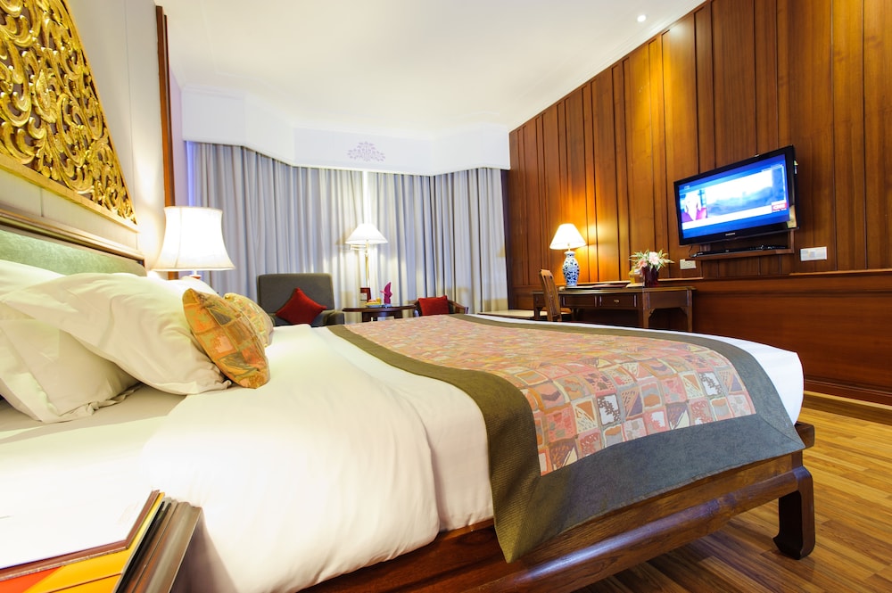 Executive Suite - Photo 2