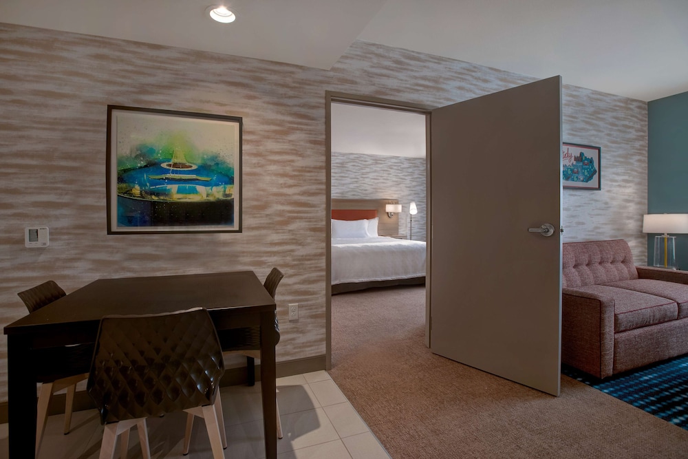 Suite, 1 King Bed, Accessible, Bathtub - Photo 1