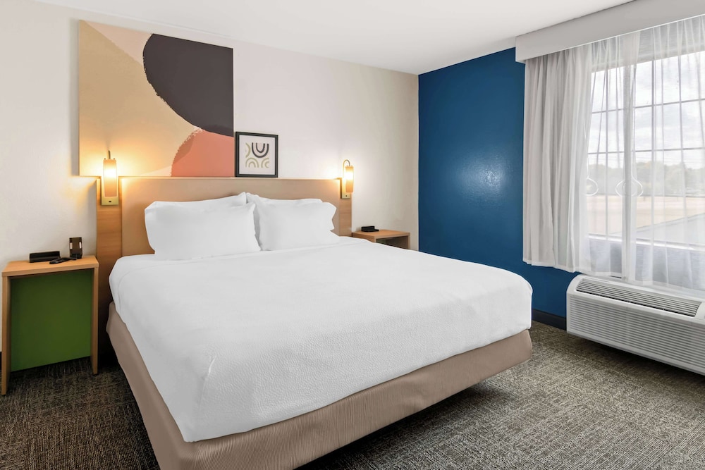 Room, 1 King Bed, Accessible, Bathtub (Mobility & Hearing) photo 2