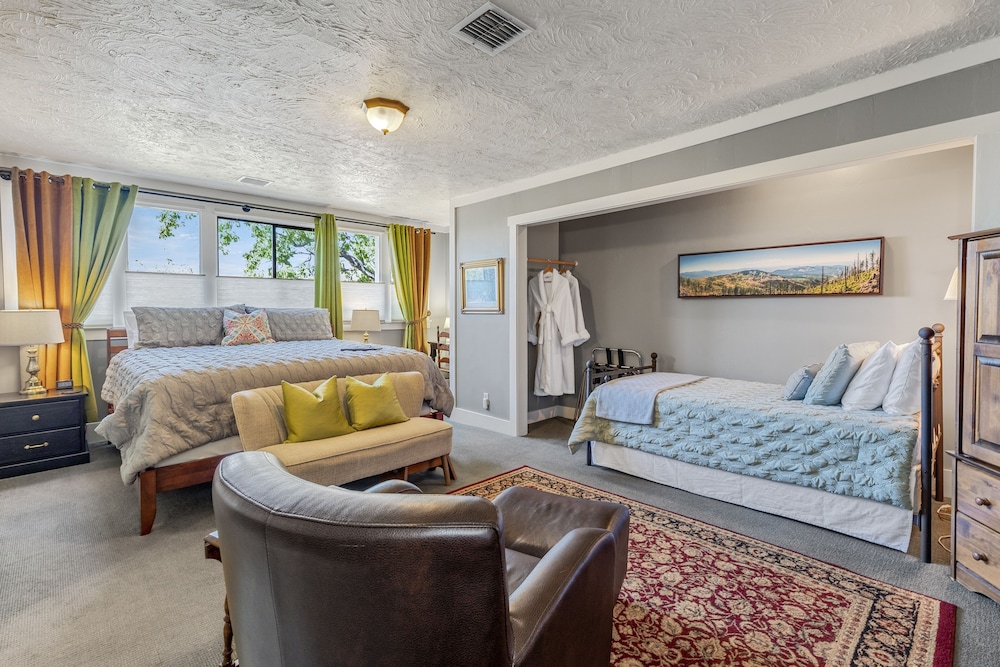 Grizzly Peak (Premium Room, Private Bathroom, Mountain View)