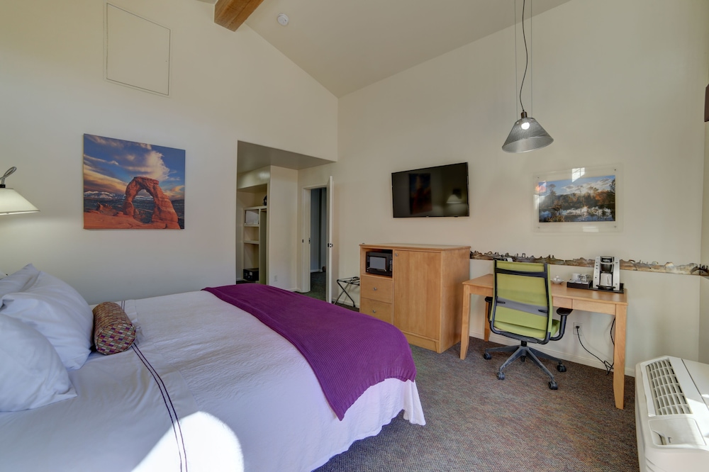 Standard Room, 1 King Bed photo 3