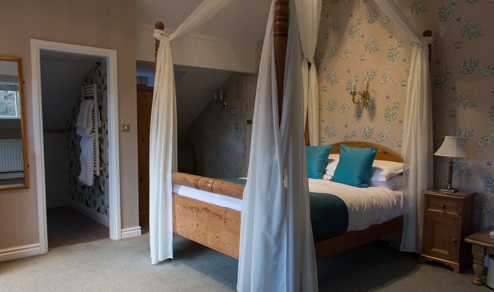 Double Room (4 poster Lake View) photo 2