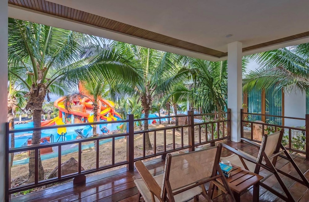 Deluxe Pool View - Photo 4