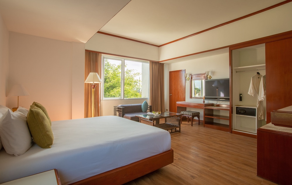 Junior Suite, 1 King Bed photo 2