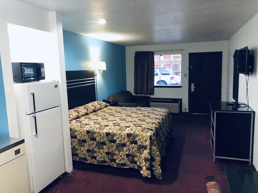 Studio, 1 King Bed, Kitchenette photo 2