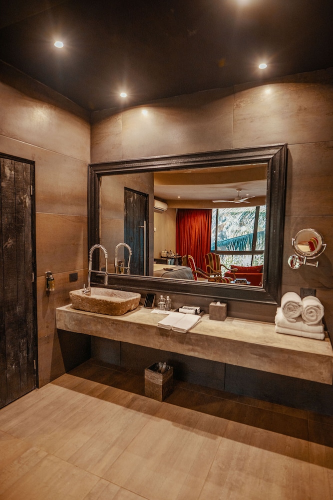 Suite, Beachfront (Master) photo 2