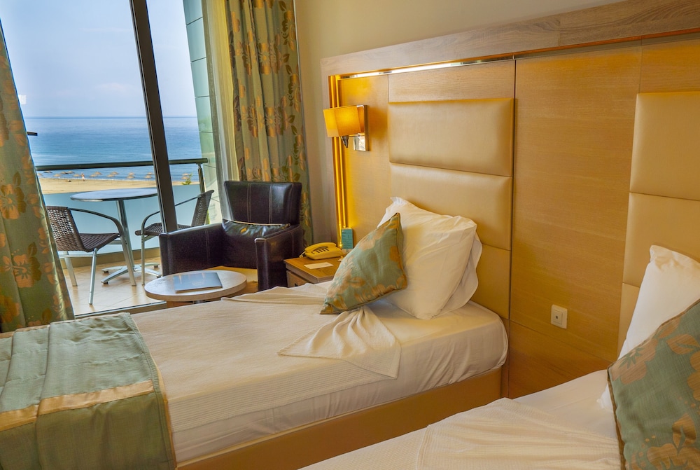 Standard Double or Twin Room, 1 Double or 2 Twin Beds, Sea View photo 2